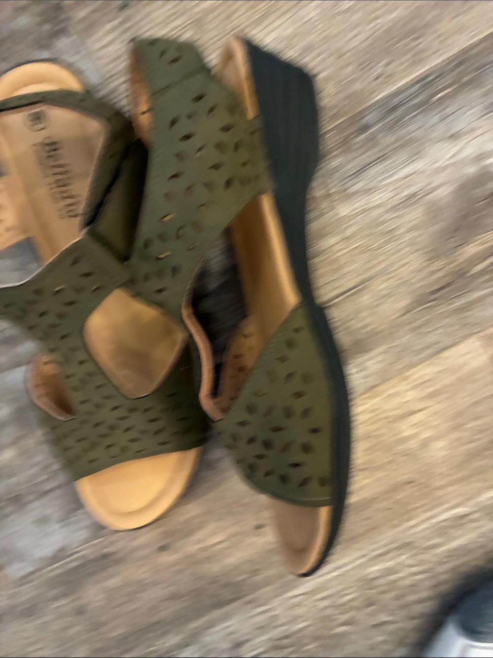 Belladia Comfort 2” Heel Olive Green Laser-Cut T-Strap Sandals Women 9W